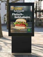Werbepylon mit Display in Leipzig als digitale Werbeanlage für klare Standortkommunikation in stark frequentierten Lagen