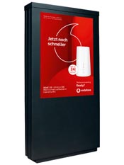 Displaypylon in Bielefeld mit digitaler Informationsfläche für moderne Standortkommunikation im Unternehmensumfeld