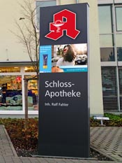 Digitaler Werbepylon in Bielefeld für dynamische Botschaften und klare Außenkommunikation am Firmenstandort