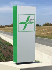 Beleuchteter Werbepylon Bielefeld mit Fundament für Firmenstandorte und stark frequentierte Zufahrten