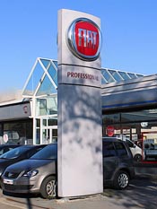 Beleuchteter Werbepylon Hannover für Autohausstandorte an stark frequentierten Straßen