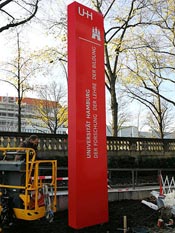 Vierseitig beleuchteter Werbepylon Bielefeld für Gewerbegebiete, Business-Lagen und Kundenverkehr
