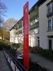 Freistehende Werbestele mit Druckmotiv und Beleuchtung für Unternehmensstandort in Mannheim