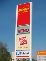 Installation einer Werbestele mit Fundament und Beleuchtung für Firmenadresse in Mannheim
