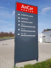 LED-beleuchtete Werbestele zur Standortwerbung eines Unternehmens in Mannheim