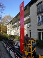 Freistehende Werbestele mit Fundament für Firmenstandort in Mannheim