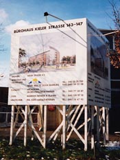 Großes Baustellenschild mit Projektinformationen in München