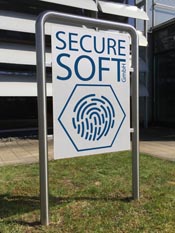 Standschild mit Unternehmensinformationen vor einem Gebäude in Essen