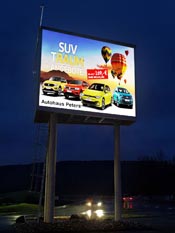 Werbeagentur Werbetechniker Werbeturm mit Display Montage