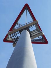 Werbeturm mit mehreren Werbeflächen an einer Hauptverkehrsstraße in Bochum