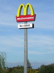 Leuchtender Werbeturm zur dauerhaften Darstellung von Firmenwerbung an einem Hamburger Unternehmensstandort