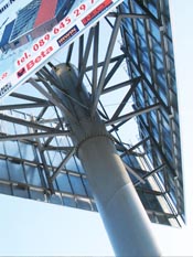 Großflächiger Werbeturm auf Parkplatzfläche zur besseren Wahrnehmung eines Unternehmens im Raum Leipzig